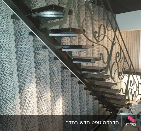 טפט גיאומטרי אפור עם דוגמאות משולשים
